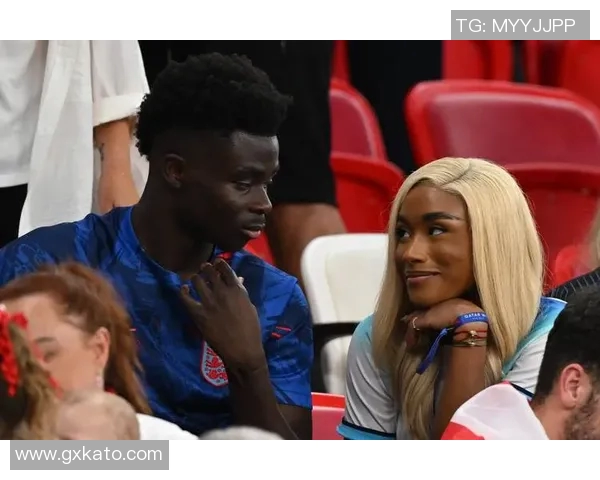 足球巨星红毯式入场秀彰显潮流风范与赛场之外的独特魅力